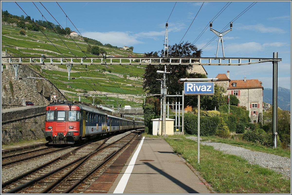 Für kurze Zeit verkehrten die Zusatzüge St-Maurice - Lausanne - St-Maurice mit RBe 4/4, hier ist ein solcher Zustatzzug bei der Durchfahrt in der mittlerweise umgebauten Station Rivaz zu sehen. 
