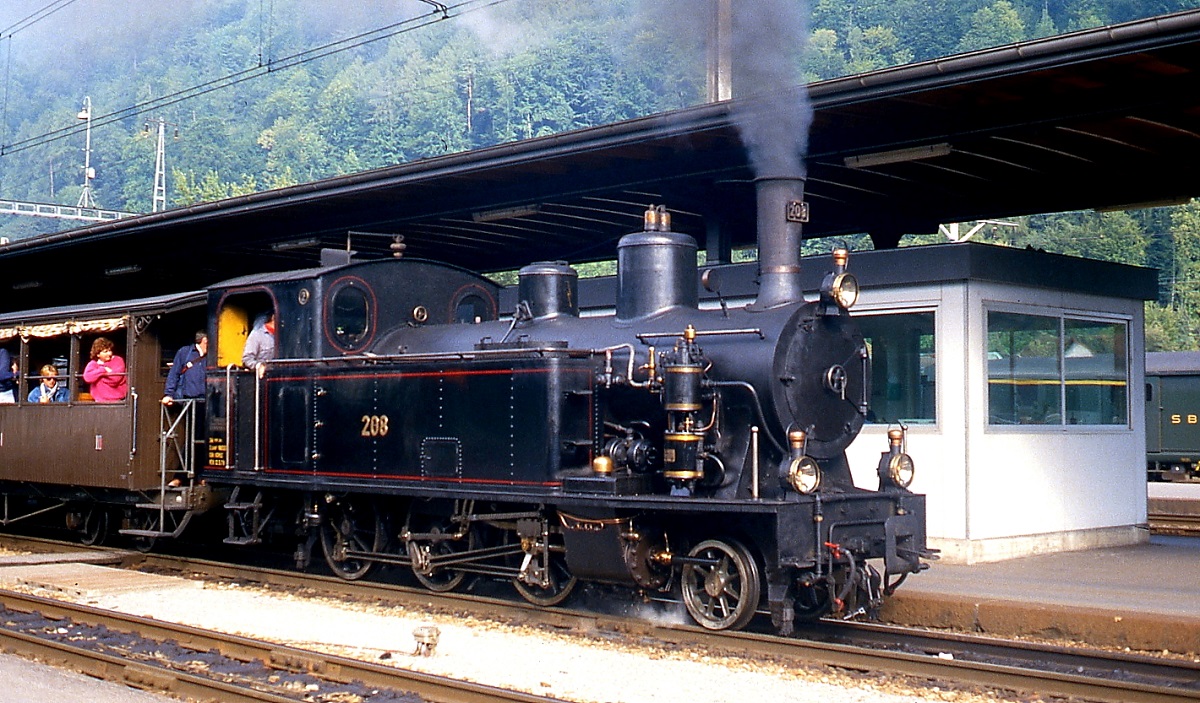 G 3/4 208 Mitte der 1980er Jahre im Bahnhof Interlaken Ost. Das Foto hat meine Mutter Gerda Ldicke whrend eines Urlaubs in Interlaken gemacht.