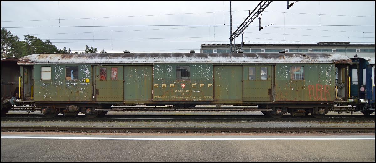 Gepckwagen D der SBB (51 85 92-43 000-4). Sulgen, April 2014.
