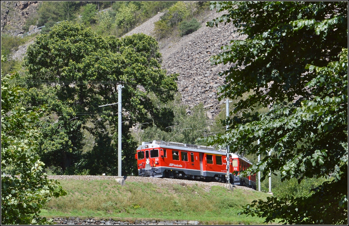 Gleich verschwindet der Regionalzug mit ABe 4/4<sup>III</sup> 55 und 56 in der Versenkung. Brusio, August 2015.