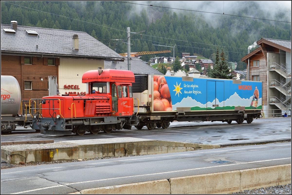 Gm 3/3 72 der Matterhorn-Gotthard-Bahn mit Gterwagen der Migros in Zermatt. August 2014.