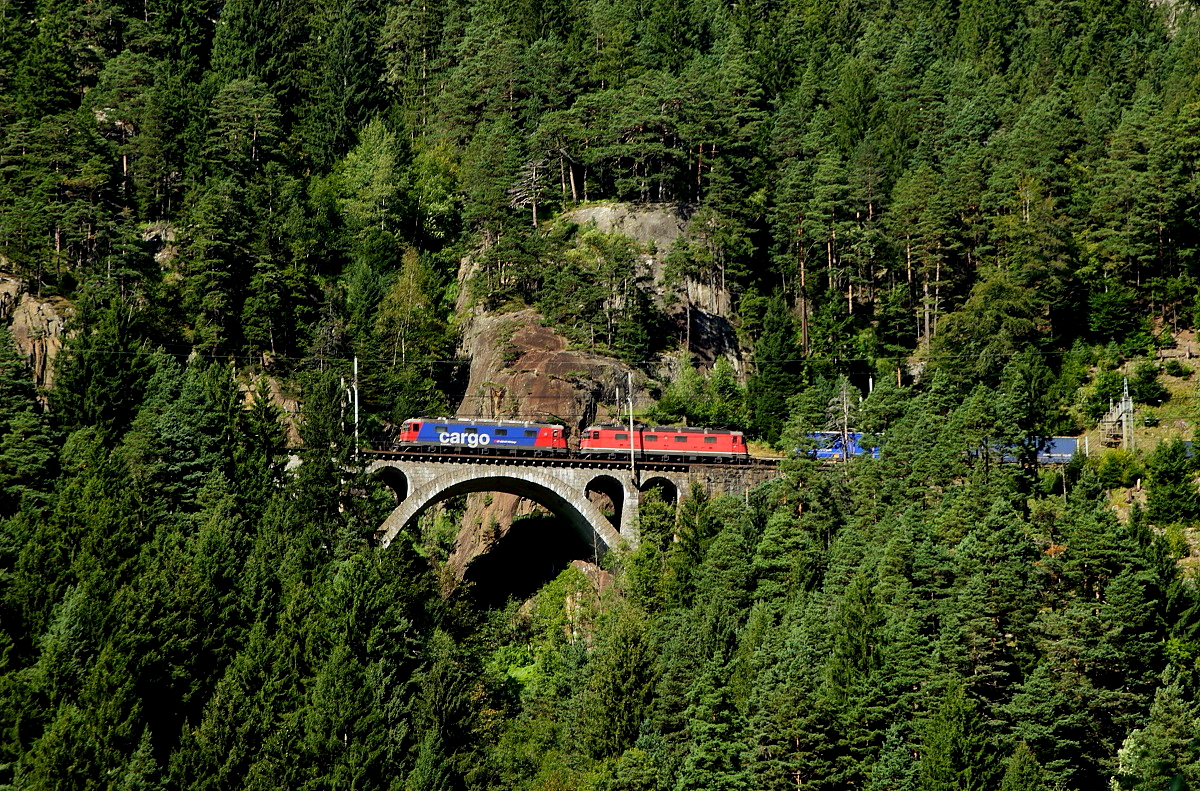 Gotthard-Nordrampe bei Wassen III: Nach der Fahrt durch den Leggistein-Kehrtunnel setzen die beiden Re 6/6 ihre Fahrt wieder in Richtung Süden fort und und überqueren auf dem Weg nach Göschenen am 12.09.2016 die Kellerbachbrücke
