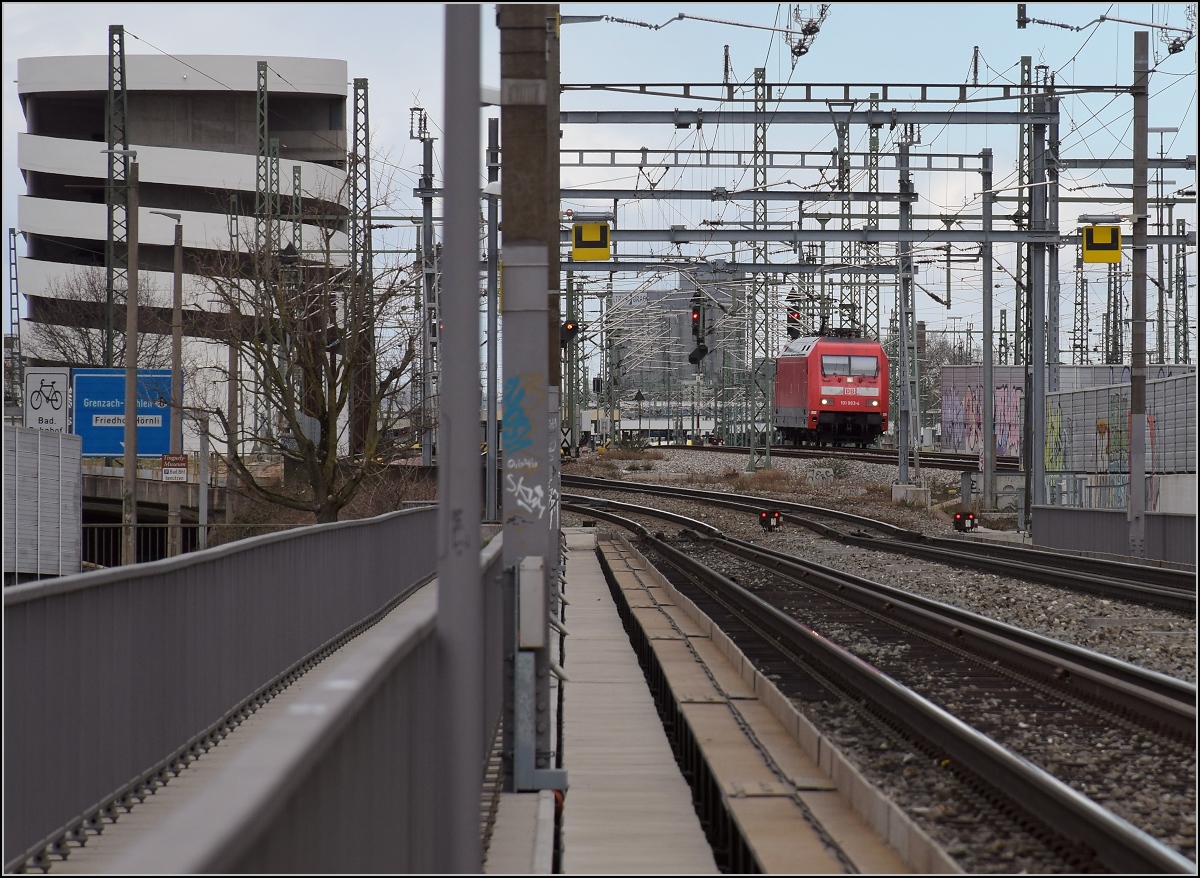 Grau in Grau. 101 083-4 auf der Verbindungsbahn in Basel, März 2019.