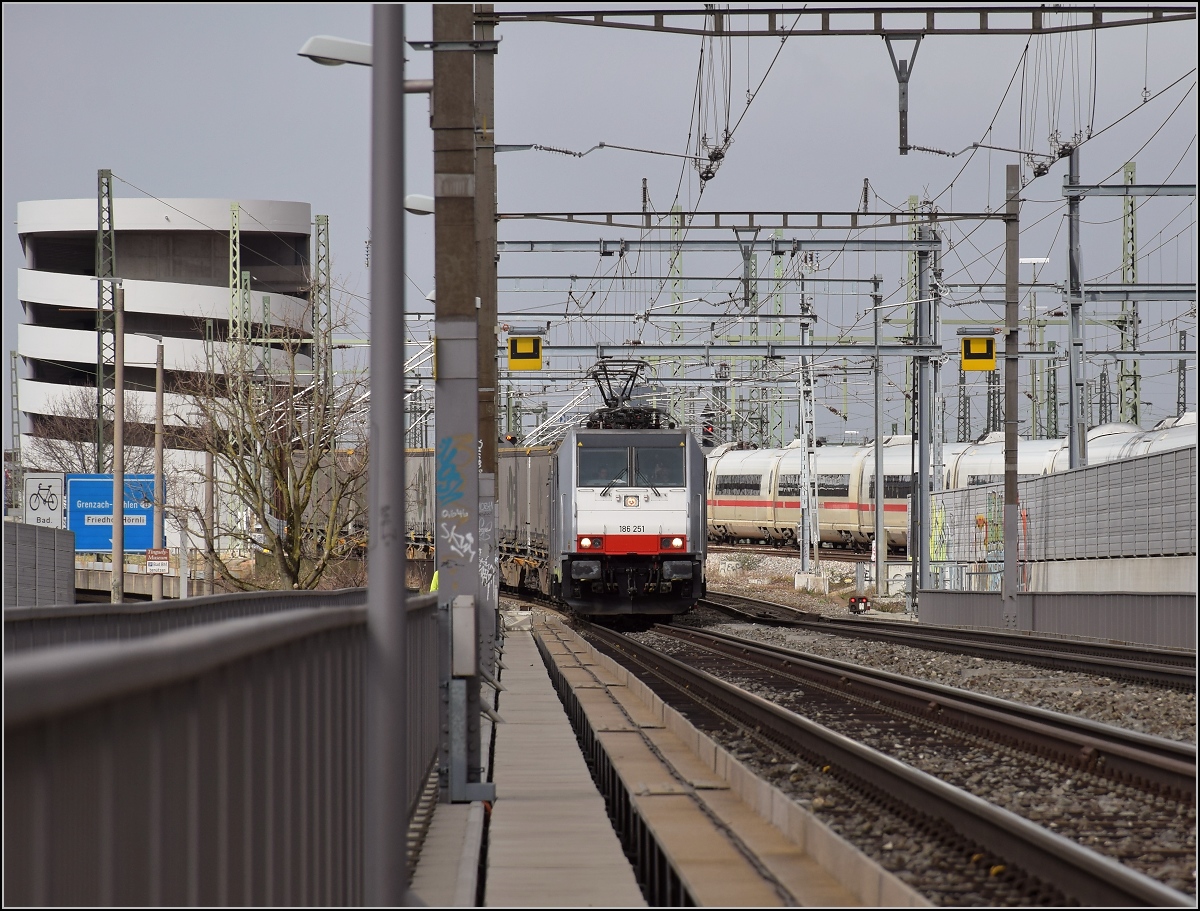 Grau in Grau. 186 251 auf der Verbindungsbahnbrücke in Basel, März 2019.
