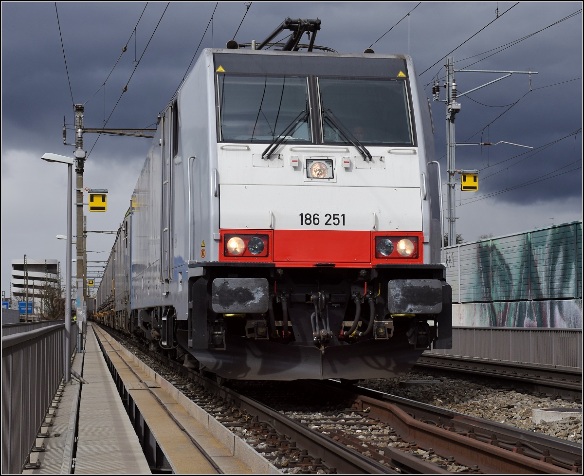 Grau in Grau. 186 251 auf der Verbindungsbahnbrücke in Basel, März 2019.