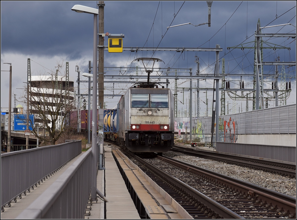 Grau in Grau. 186 445 auf der Verbindungsbahnbrücke in Basel, März 2019.