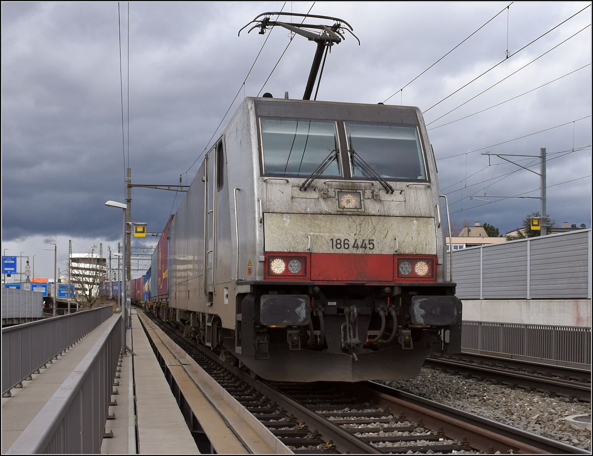 Grau in Grau. 186 445 auf der Verbindungsbahnbrücke in Basel, März 2019.