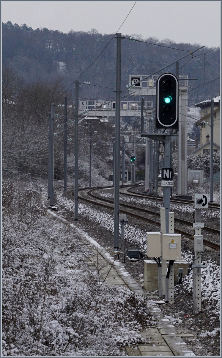 Grenzverkehr: Das französische Ausfahrsignal in Delle zeigt wie das Kombinierte Schweizer Signal in Boncourt FREIE FAHRT.

11. Jan. 2019 