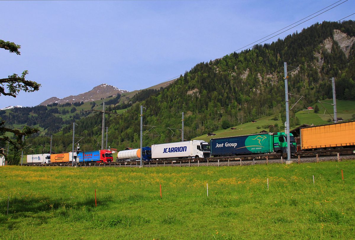 Güterverkehr auf der Lötschberg-Achse: Einfach mitten in einen Zug hinein zu photographieren ist bei der bunten Vielfalt des Güterverkehrs hier immer höchst interessant.Bei Frutigen, 23.Mai 2017. 
