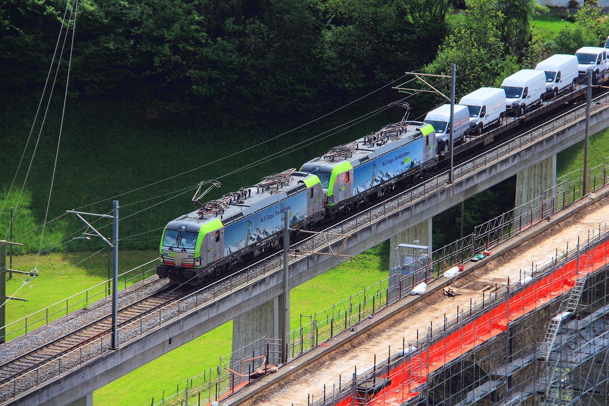 Güterverkehr auf der Lötschberg-Bergstrecke: Die beiden BLS 475 401 und 475 402 auf dem Kanderviadukt in Frutigen. 23.Mai 2017. 