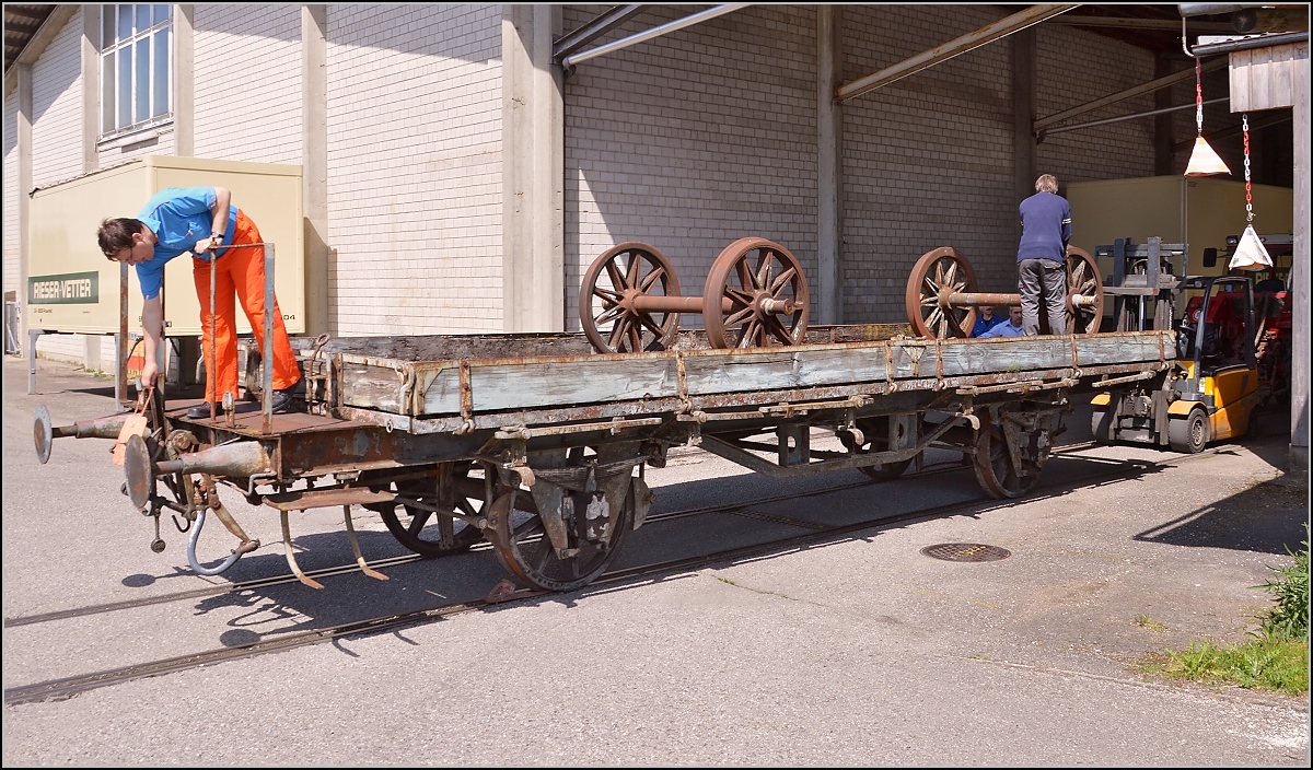 Güterwagen M4 257 Vorbesitzer RHB, 1898 gebaut durch die Ateliers de Construction in Mançeau. Die noch älteren Achsen werden abgeladen. Frauenfeld, Mai 2014.