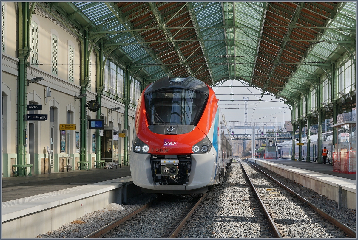Gut 16 km weiter westlich in der herrlich renovierten Bahnhofshalle von Evian ist die moderne Bahn schon angekommen: praktisch stündlich fahren ab Evian Léman-Express oder TER Züge nach Annemasse und weiter nach Bellegarde/Coppet.
Nun besteht die Idee, die Strecke ab St-Gingolph wieder bis nach Evan in Betrieb zu nehmen, ohne Anbindung an die SNCF als einfache Lösung oder mit einer Weichenverbindung als komplexere Lösung.
Im Bahnhof von Evian-Les-Bains wartet der SNCF X 31506 auf die Abfahrt (12.21) nach Annemasse.

8. Feb. 2020

      