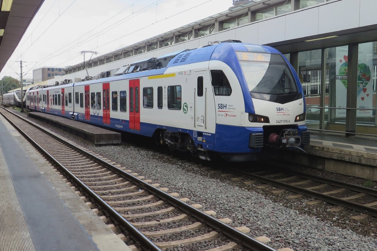 Hannober S-Bahn 3427-076 steht am 9 Juni 2022 in Hannover Hbf.