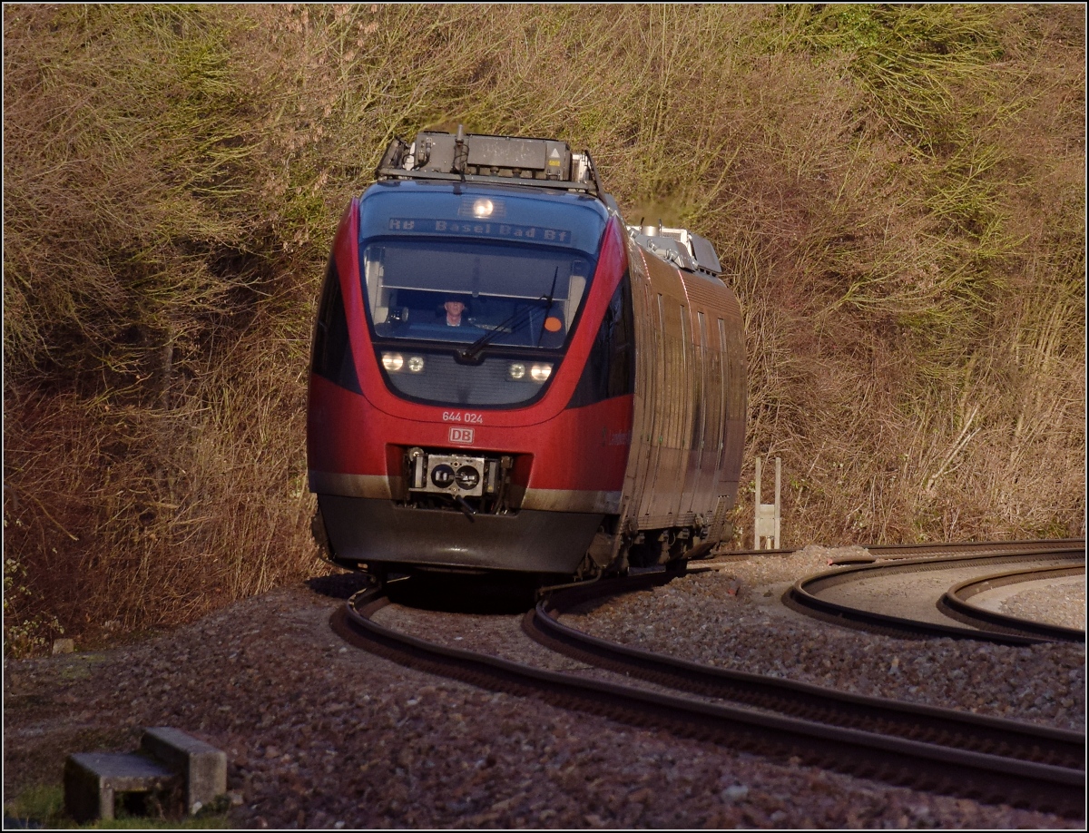 Heiligabend am Hochrhein. Aus Schweizer Sicht die S7 Basel-Waldshut, bislang aber eine dieselschwangere Regionalbahn. 644 024 als RB 17360 Lauchringen-Basel bei Karsau, Dezember 2018.