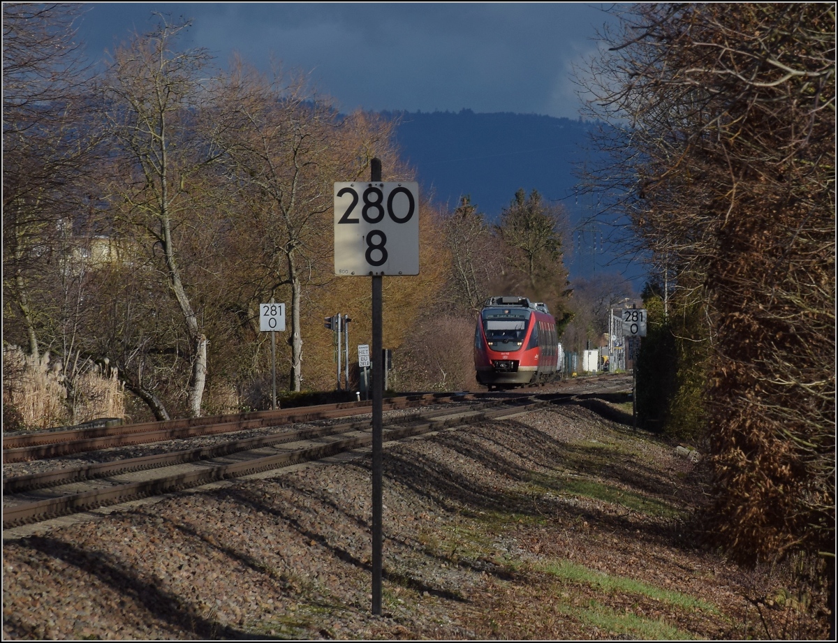 Heiligabend am Hochrhein. Aus Schweizer Sicht die S7 Basel-Waldshut, bislang aber eine dieselschwangere Regionalbahn. 644 036 als RB 17358 Lauchringen-Basel bei Herten, Dezember 2018.
