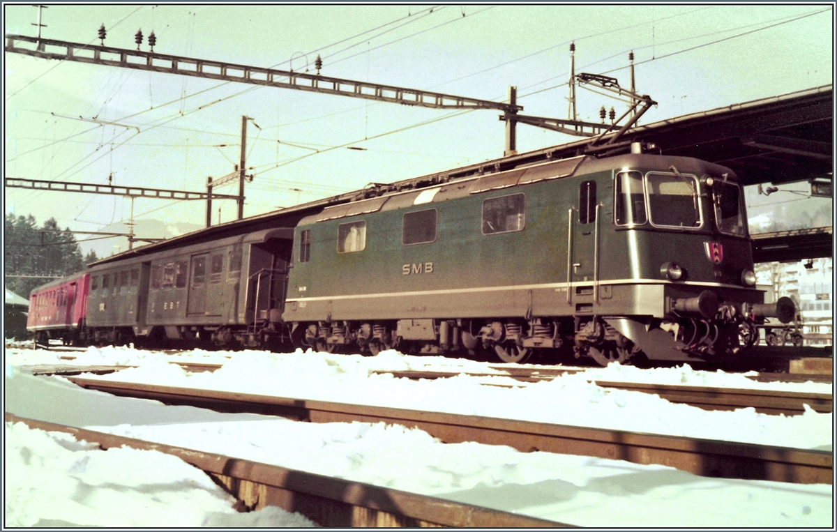 Hier noch die farbige Variante eines bereits bekannten Bildes: Die SMB Re 4/4 III 181 wartet mit ihrem Regionalzug nach Solothurn in der Zugsausgangsstation Moutier auf die Abfahrt.

23. Feb. 1985 