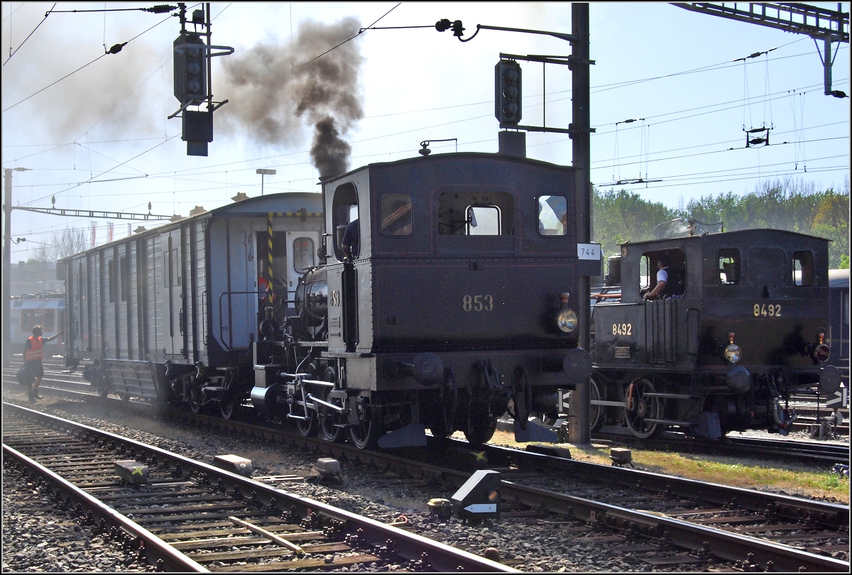 Hier rangiert E 3/3 853 der Jura-Simplon Bahn. Im Hintergrund das Tigerli E 3/3 8492. Sommer 2009.