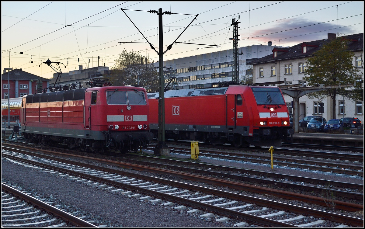 Hinter 181 223-9 fährt 146 239-9 mit ihrem internationalen RE nach Kreuzlingen vorbei. Seit dem Fahrplanwechsel verkehren diese Züge nur noch nach Konstanz. Singen, November 2013.