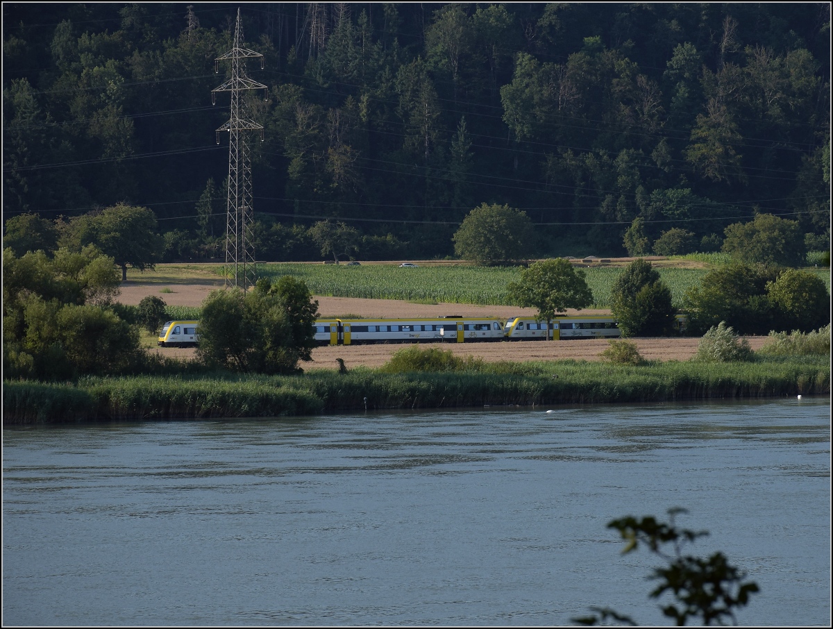 Hochwasser am Hochrhein.

Dem Oberwasser vom Kraftwerk Ryburg-Schwörstadt sieht man das Hochwasser nicht an, dahinter rauscht eine Doppeltraktion 612 vorbei. Möhlin, Juli 2021. 