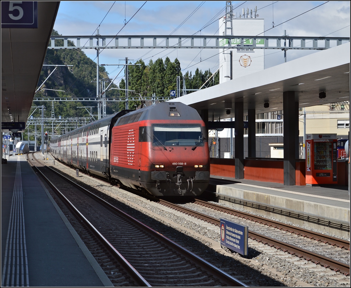 IC Romanshorn-Brig in Visp mit Re 460 088-8. Visp, August 2014.