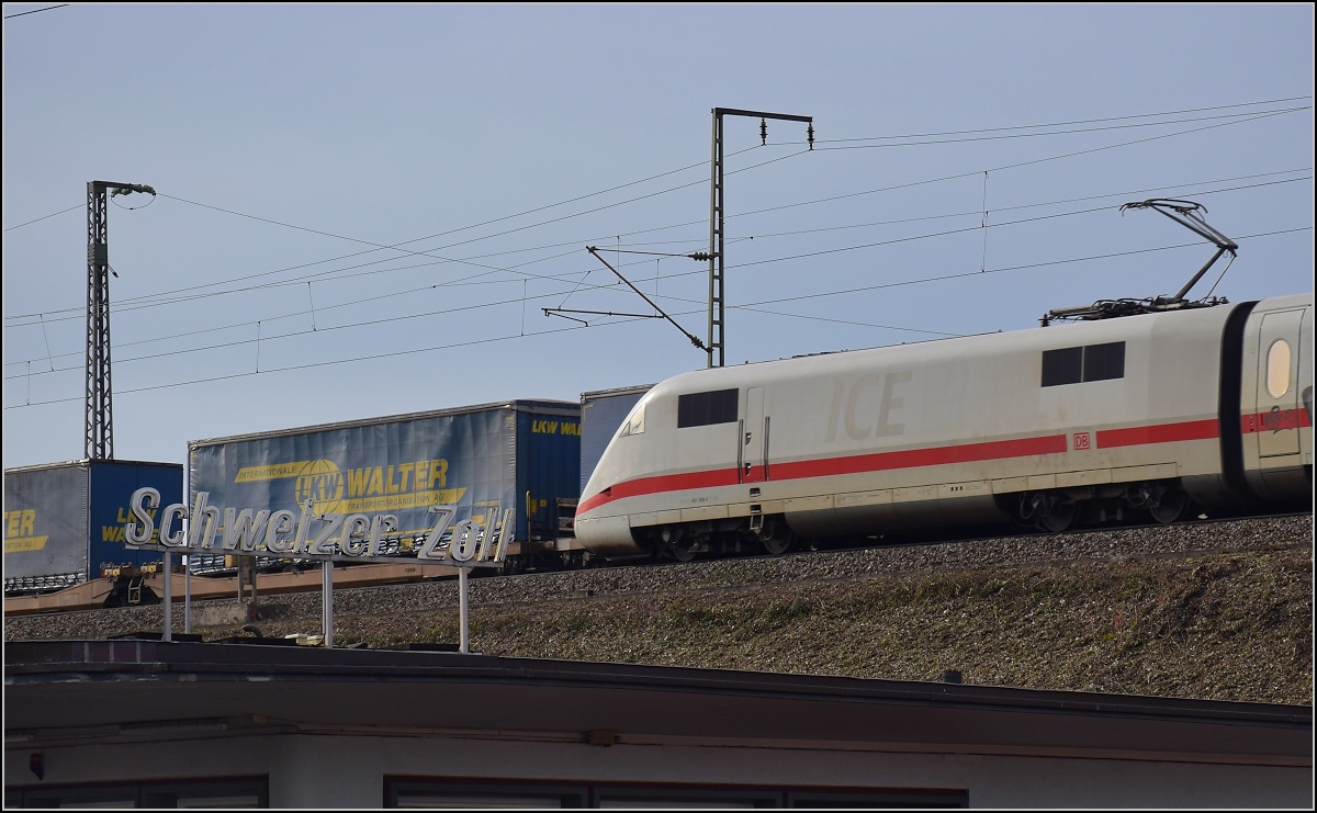ICE 1 begegnet auf der Grenze einem LKW-Walter-Zug. Basel, Dezember 2017.