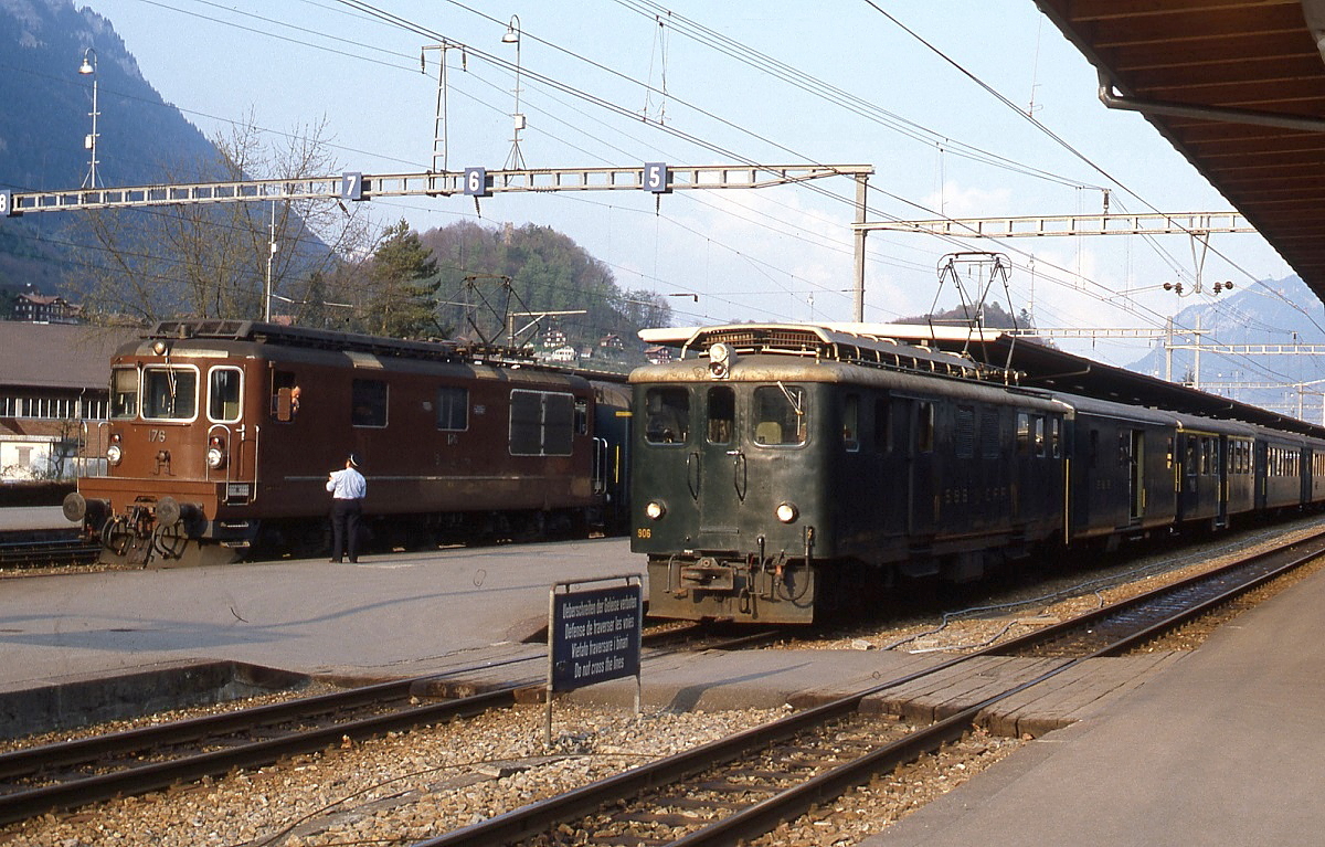 Im Bahnhof Interlaken Ost treffen Normal- und Meterspur aufeinander, hier Anfang Mai 1981 die BLS Re 4/4 176 und SBB Deh 4/6 906 der Brnigbahn