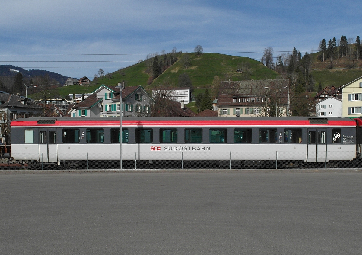 Im Bahnhof von Nesslau-Neu St. Johann ist am 29.03.2014 der Wagen B 50 48 20-35 356-4 der Südostbahn abgestellt.