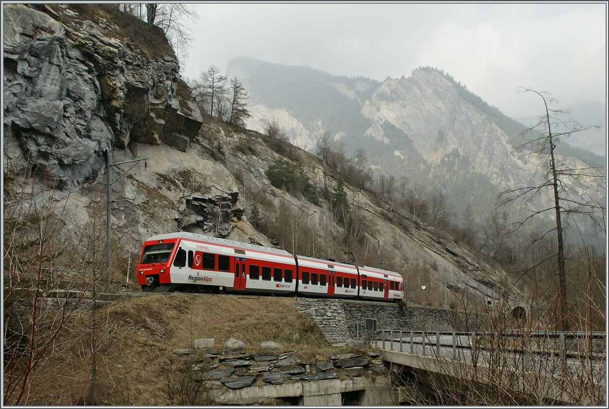 Im engen Tal zwischen Orsire und Sembrancher ist ein TMR RABe 527 in der neuen Region-Alpes Farbgebung unterwegs.
7. April 2013