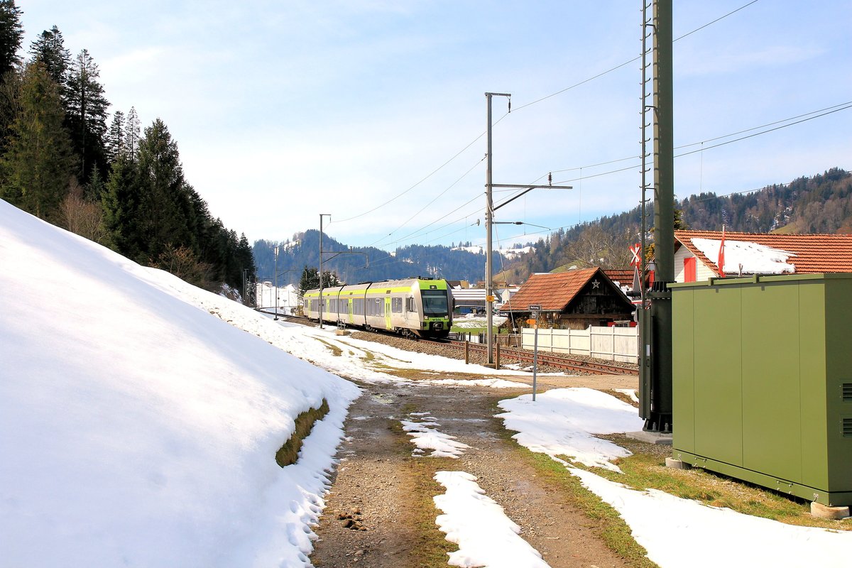 Im Entlebuch: BLS Lötschberger 112 zwischen Escholzmatt und Schüpfheim. 25.März 2021 