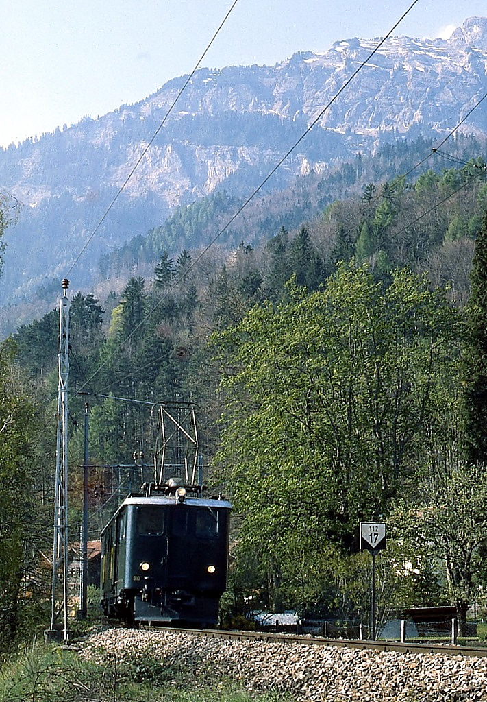 Im Frühjahr 1981 ist Deh 4/6 910 mit einem Zug von Interlaken nach Luzern bei Niederried unterwegs