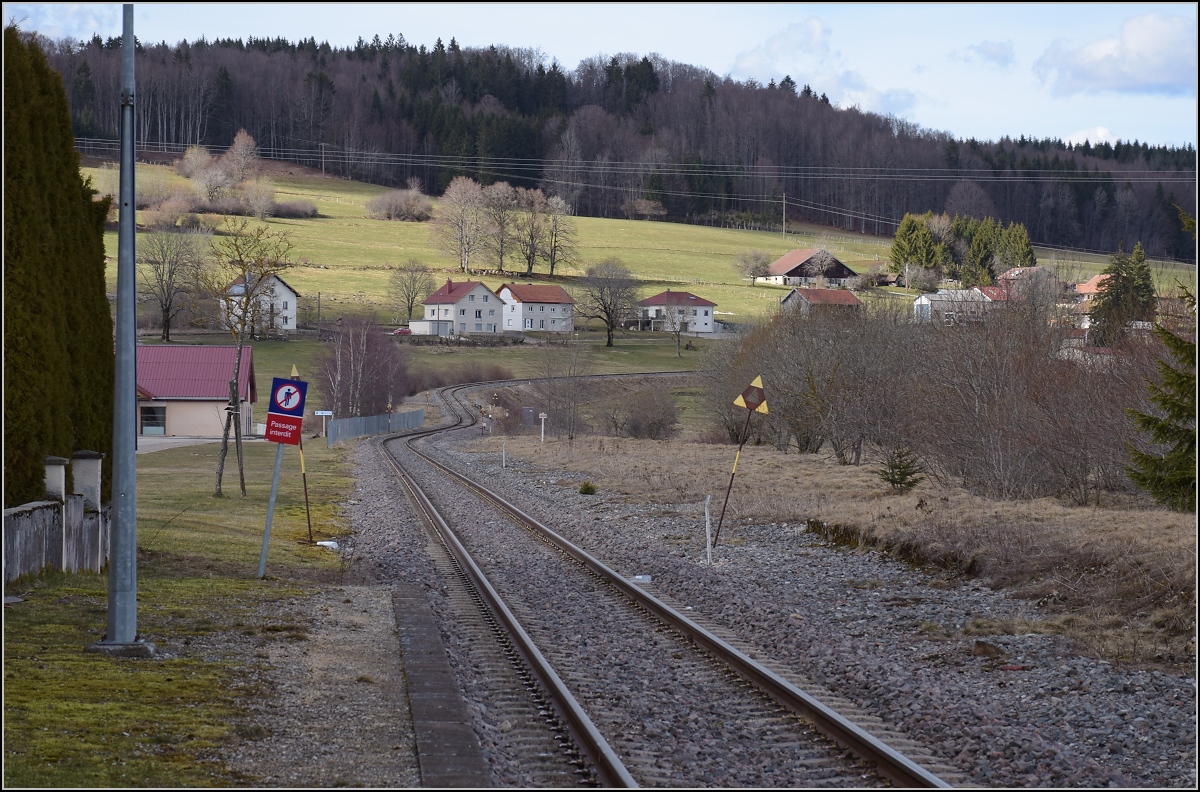 Im Gegensatz zum schmucken Bahnhofsgebäude von Gilley an der Bahnstrecke Besançon–Le Locle (-La-Chaux-de-Fonds) sind die Gleisanlagen auf das nötigste reduziert. Einst war Gilley jedoch Verzweigungspunkt zweier Bahnstrecken. Die einst abzweigende 23 km lange Strecke führte nach Pontarlier und dürfte unbewusst einem sehr grossem Publikum bekannt sein. Dort wurden 1974 die Außenaufnahmen des in der Schneewehe festsitzenden Zuges zum Film  Mord im Orientexpress  gedreht. April 2018.