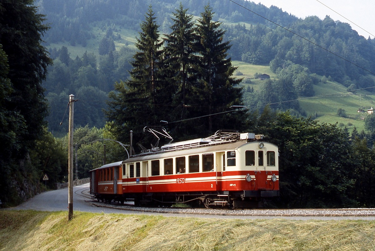 Im Juli 1983 ist ABFe 4/4 2 in neuer Farbgebung bei Les Planches unterwegs