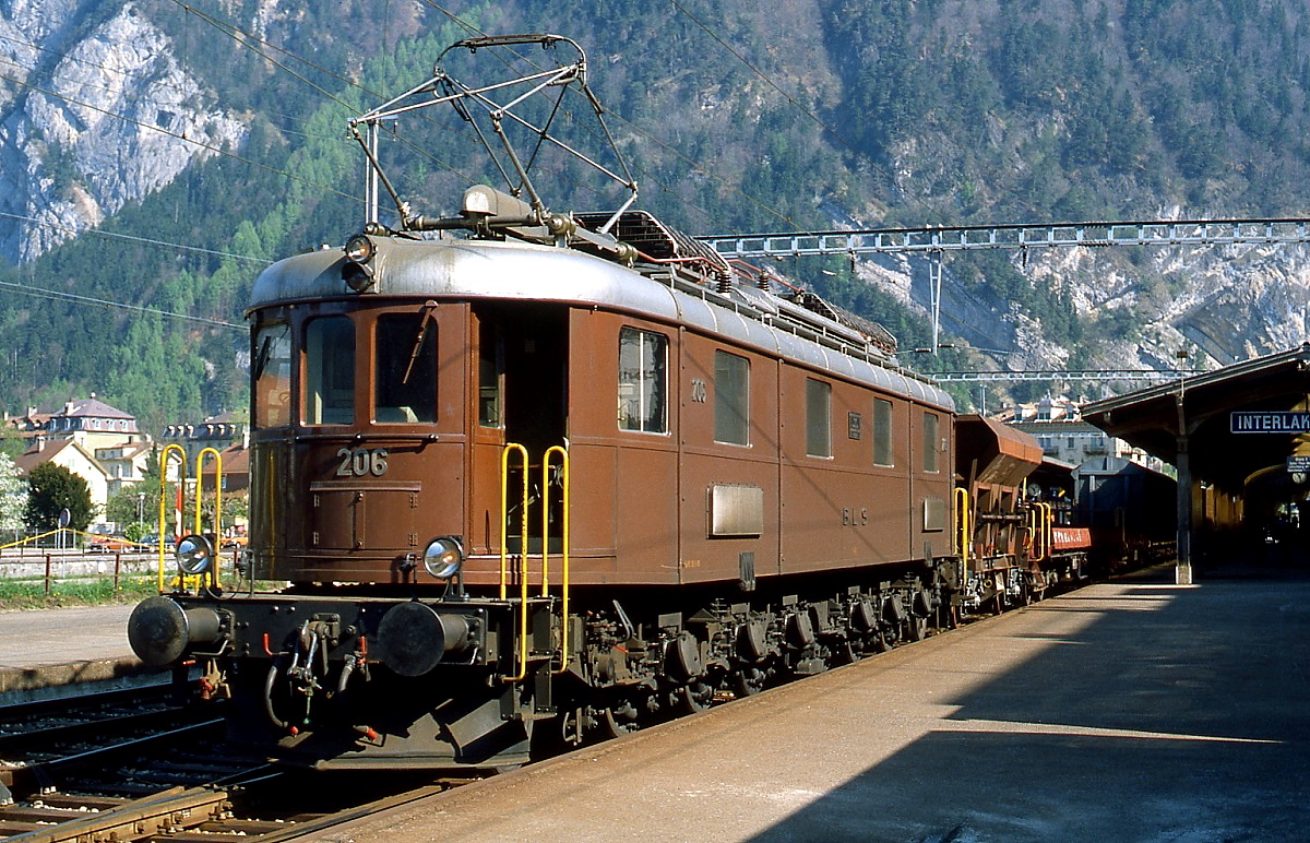 Im Juni 1990 waren die zwischen 1939 und 1943 in Dienst gestellten Ae 6/8 205-208 noch vor Gterzgen anzutreffen, hier Ae 6/8 206 im Bahnhof Interlaken West. Bei einer Lnge von 20,26 m und einem Gewicht von 140 t leisteten diese faszinierenden Maschinen 6.000 PS.