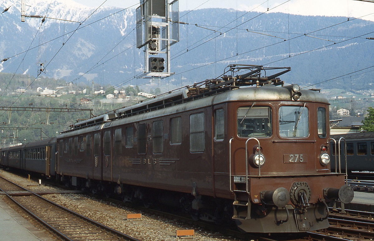 Im Mai 1981 wurde Ae 8/8 275 der BLS im Bahnhof Brig angetroffen