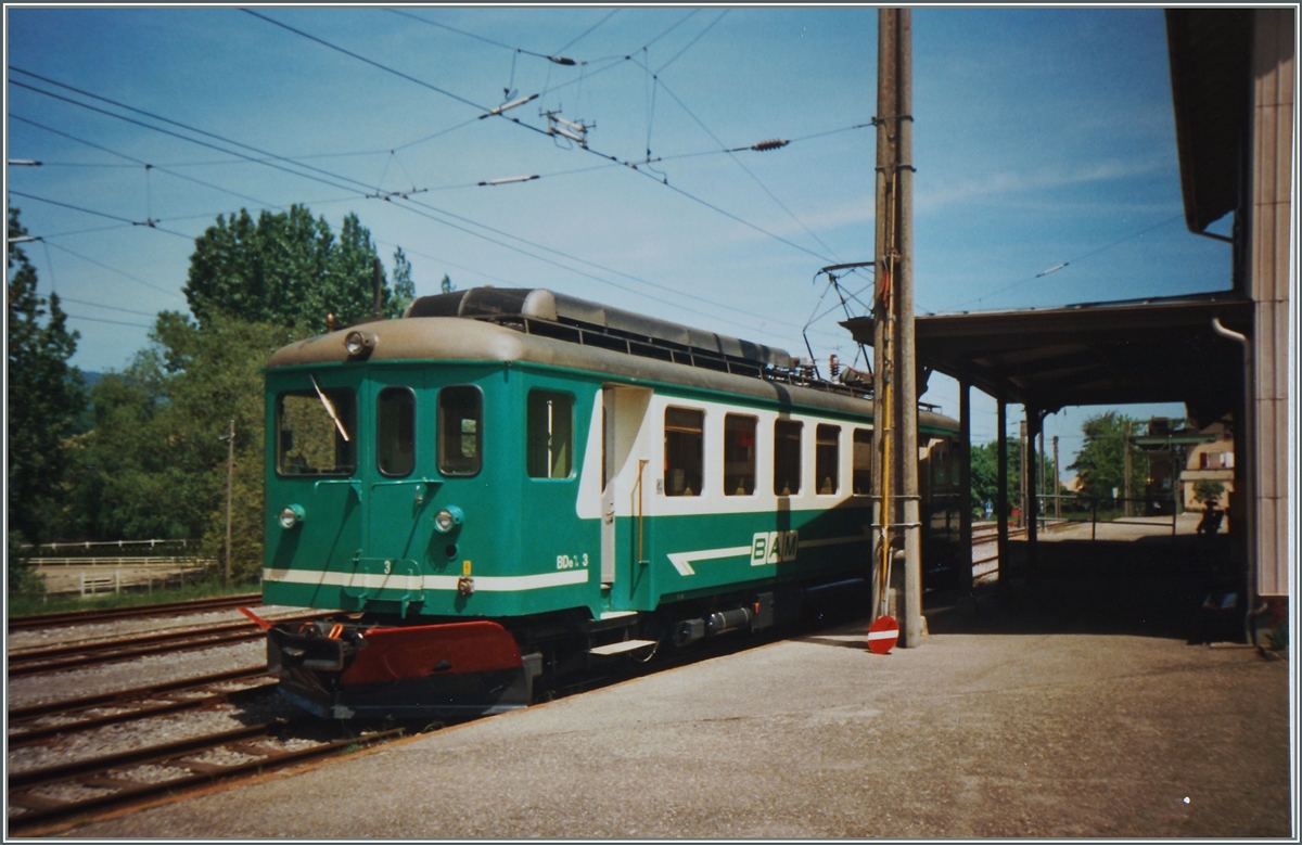 Im Mai 1993 wartet der BAM BDe 4/4 N 3 in L'Isle Mont la Ville auf die Abfahrt nach Apples.
(fotogarfiertes Analogbild)