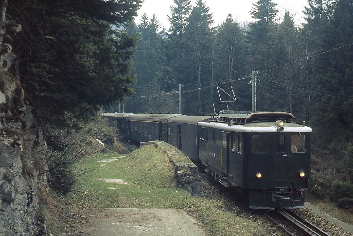 Im Zahnradabschnitt zwischen dem Brnigpass und Lungern befrdert ein Deh 4/6 der Brnigbahn Anfang Mai 1981 einen Regionalzug nach Luzern 