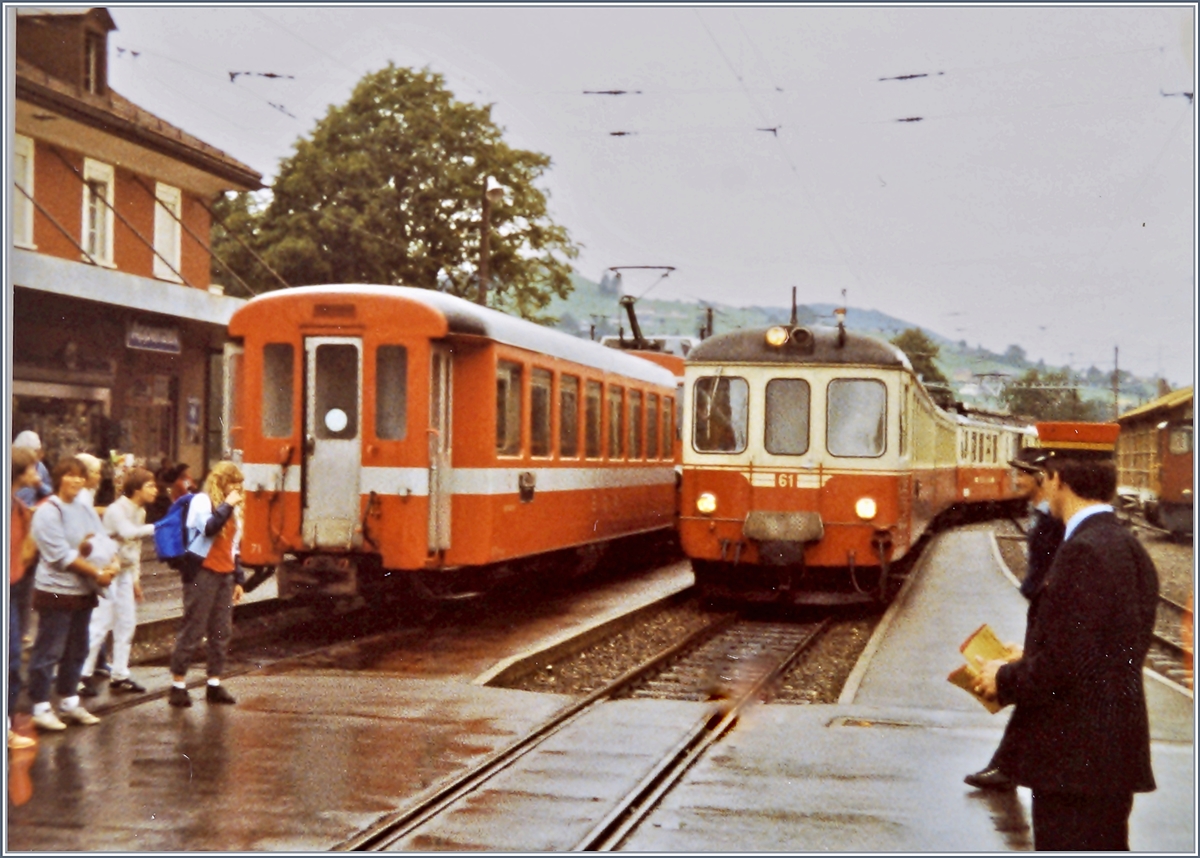In Appenzell steht ein Regionalzug der SGA nach St.Gallen (von hinten zu sehen), während auf dem Gleis nebenan der Regioanlzug von Wasserauen nach Gossau eintrifft.
110 Film / Sept. 1983