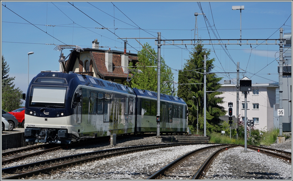 In Chernex warten die Be 4/4 9202 und ABe 4/4 9302 der Serie 9000  Alpina  auf neuen Aufgaben.
25. Mai 2016