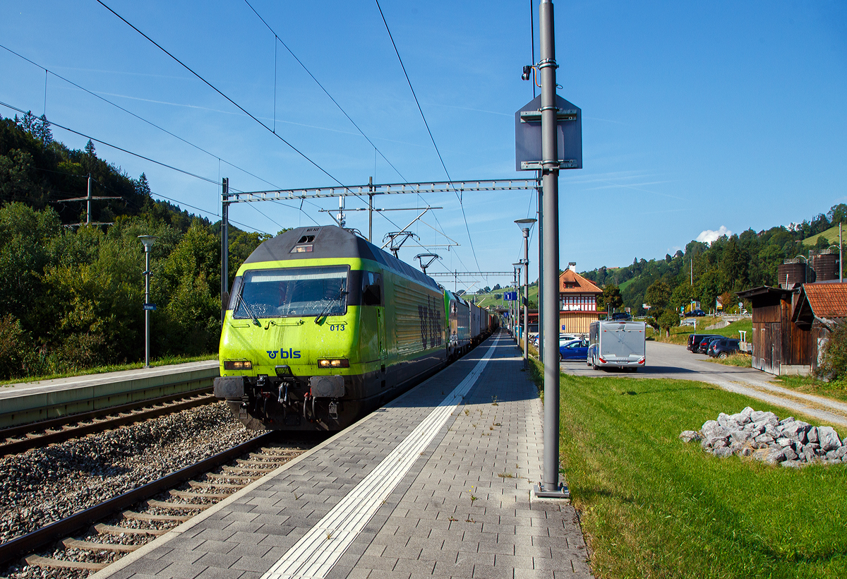In Doppeltraktion fahren die BLS Re 465 013-1 „Stockhorn“ (91 85 4465 013-1 CH-BLS) und eine unbekannte BLS Cargo Re 475 (Siemens Vectron MS) am 08.09.2021 mit einem KLV-Zug durch den Bahnhof Mlenen in Richtung Ltschberg-Basistunnel bzw. Simplon. 

BLS Re 465 kommt aus dem neuen Refitprogramm und ist fit fr die nchsten 20 Jahre. Die 18 BLS-Lokomotiven des Typs Re 465 werden bis Mitte 2022 modernisiert und erhalten einen neuen Look. Um im Gterverkehr Einstze mit Vectron- und Traxx-Lokomotiven zu ermglichen, wurden entsprechende Vielfachsteuersysteme eingebaut. Weiter wurde  fr die Traktion der Autotunnel- und der zuknftigen Goldenpass-Zge ein Ethernet Train Backbone implementiert. Schlielich erfolgte eine Kastensanierung inklusive Neuanstrich. Die davor angebrachten Taufnamen werden nicht mehr verwendet.

Ich hatte mich gefragt, ist es eine Doppeltraktion oder ein Vorspannbetrieb, aber dann habe ich einen Bericht ber das neue Refitprogramm der Re 465 gelesen.