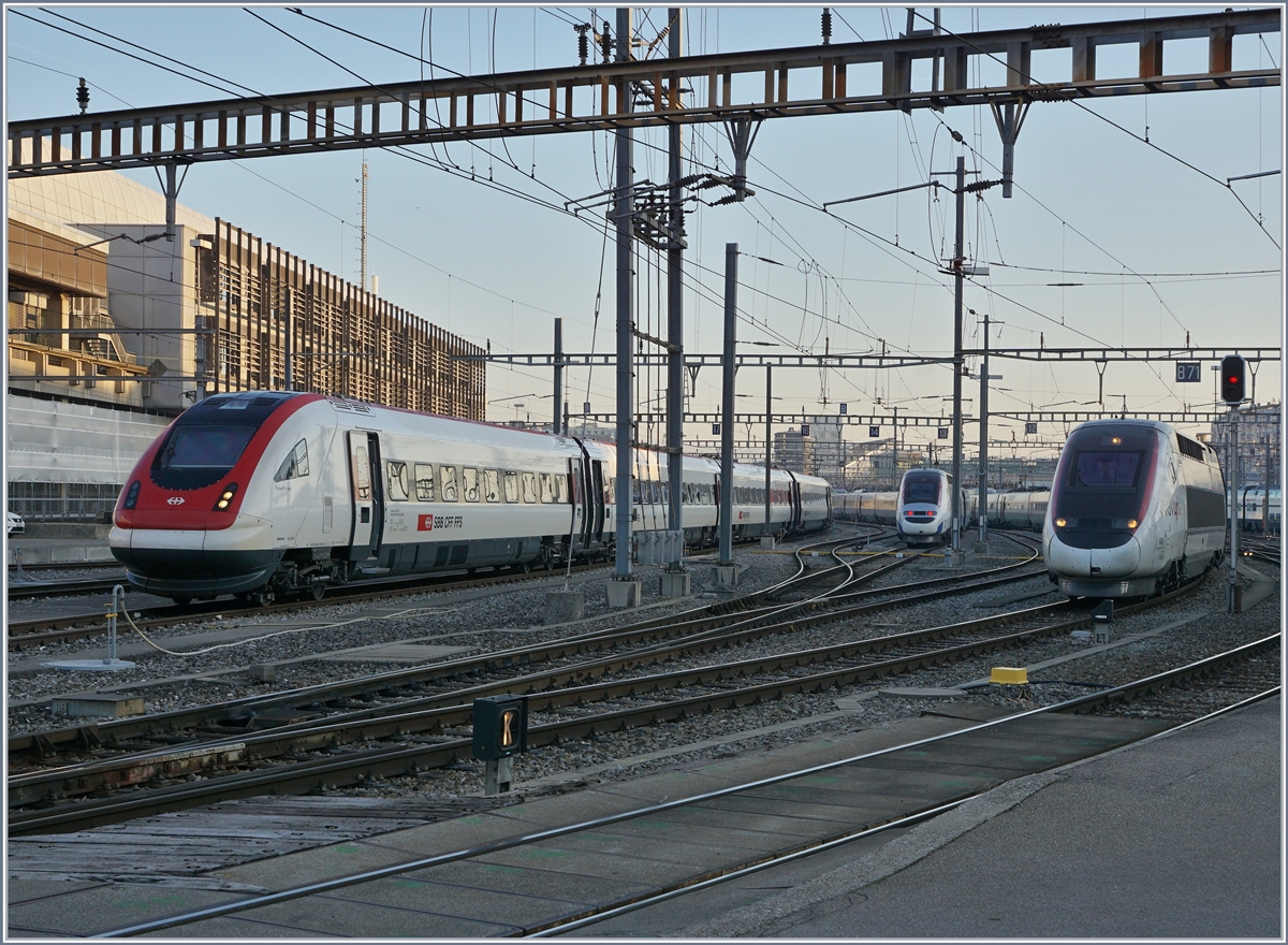 In Genève wartet neben zwei Lyria TGV nach Marseille und Paris auch ein ICN auf den nächsten Einsatz. 

23. März 2019