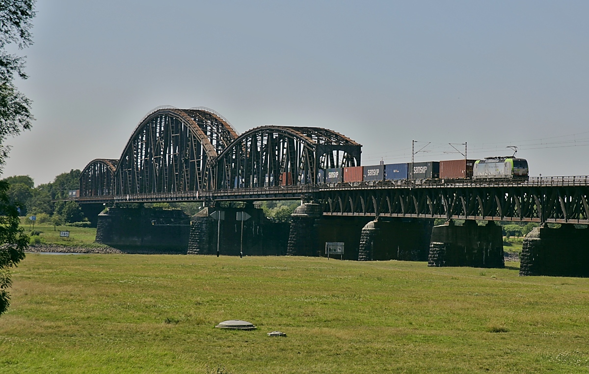 In östlicher Richtung überquert die BLS-475 402-4 am 30.07.2020 den Rhein auf der Haus-Knipp-Brücke in Duisburg-Beeckerwerth