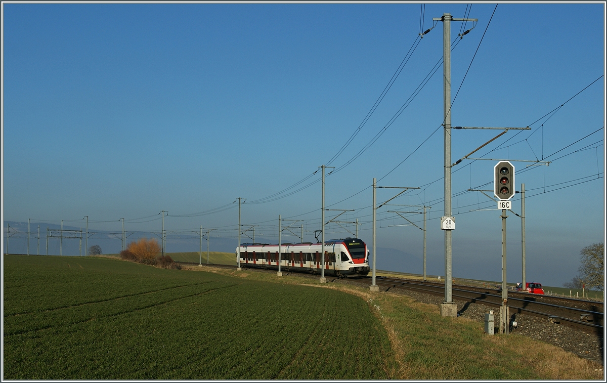 In weiten Kurven schlngelt sich die Strecke bei Arnex durch die sanften Jurafusshhenzge Arnex Richtung Vallorbe. 12. Feb. 2014