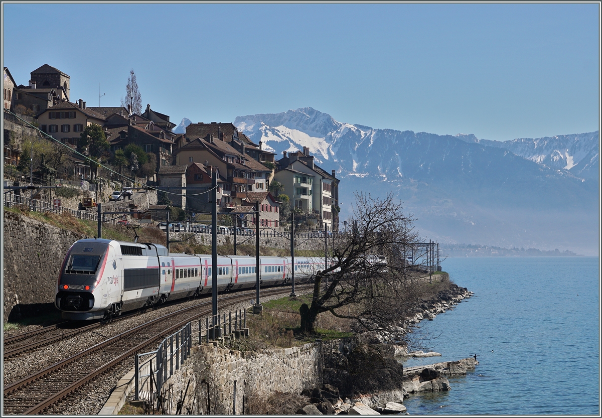 Internationaler Verkehr am Genfersee bei St-Saphorin: Mit offener Schnauze fährt ein TGV Lyria als TGV de Neige von Paris Richtung Brig. 
26. März 2016