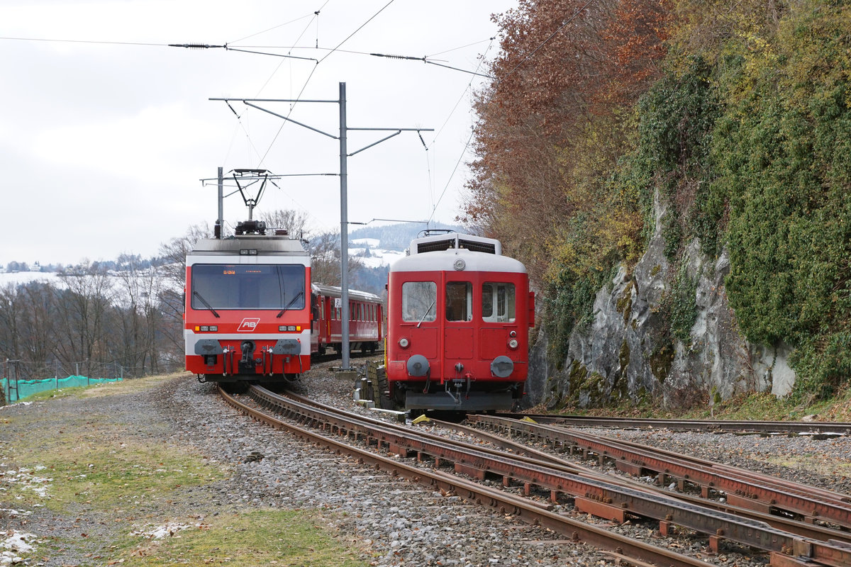 Jahresrückblick 2017
von Walter Ruetsch, Riedholz
DEZEMBER
AB/RHB:  Rorschach Heiden Bahn.
Spektakuläre Zugskreuzung in Wienacht Tobel anlässlich des Weihnachtsmarktes vom 3. Dezember 2017.
