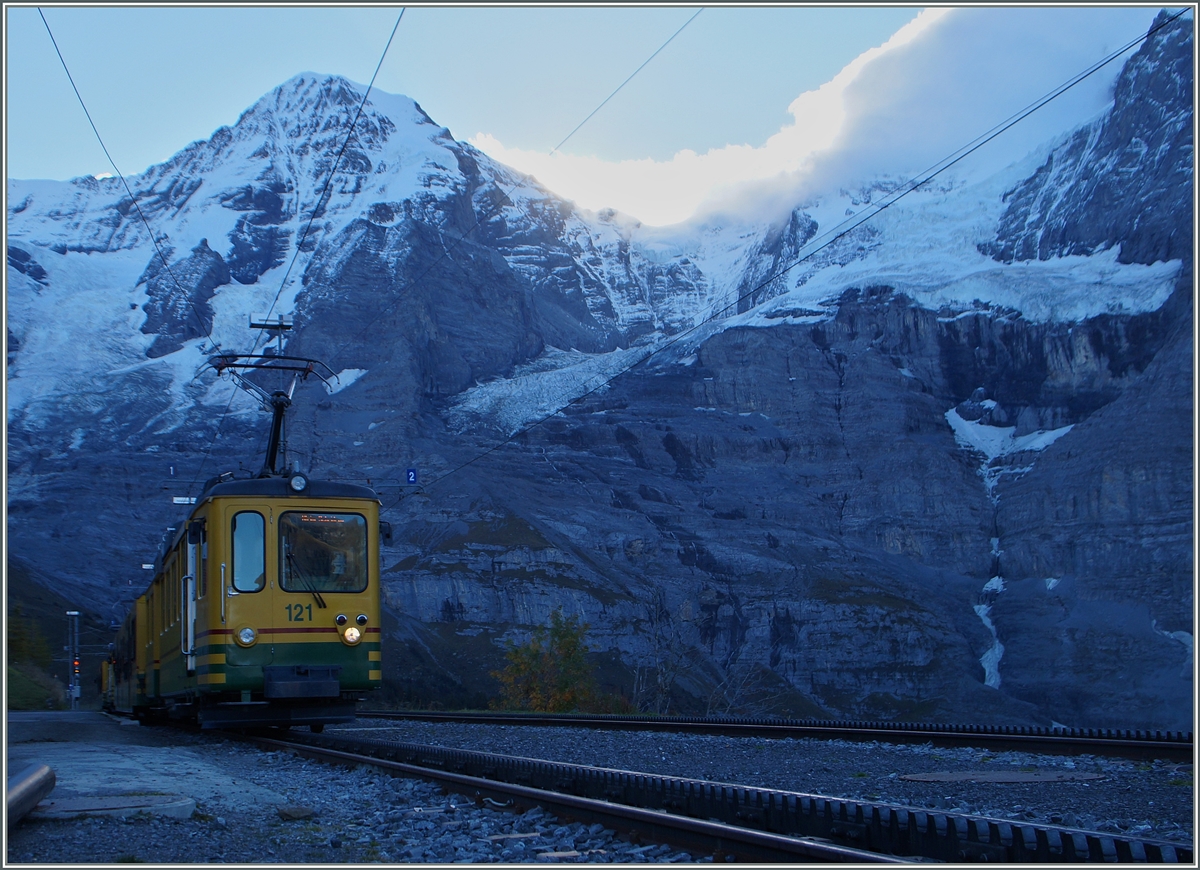 Kurz nach 10 Uhr versperren die mchtigen Berge der Jungfrauregion der Sonne noch den Weg zur Station Wengeneralp. Ein WAB Zug mit dem schiebenden BDeh 4/4 wartet auf die Kreuzungszge.
9. Okt. 2014