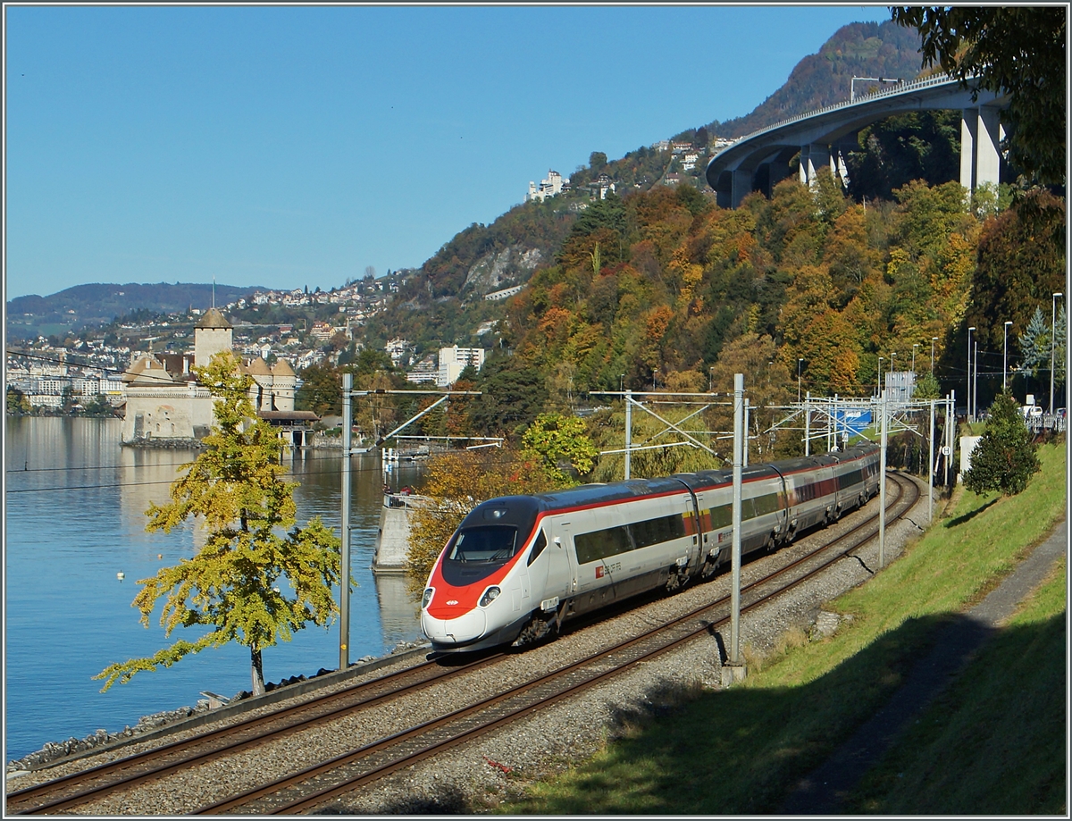 Kurz vor dem Château de Chillon fährt dieser SBB ETR 610 als EC 32 von Milano kommend Richtung Genève. 
1. Nov. 2014
