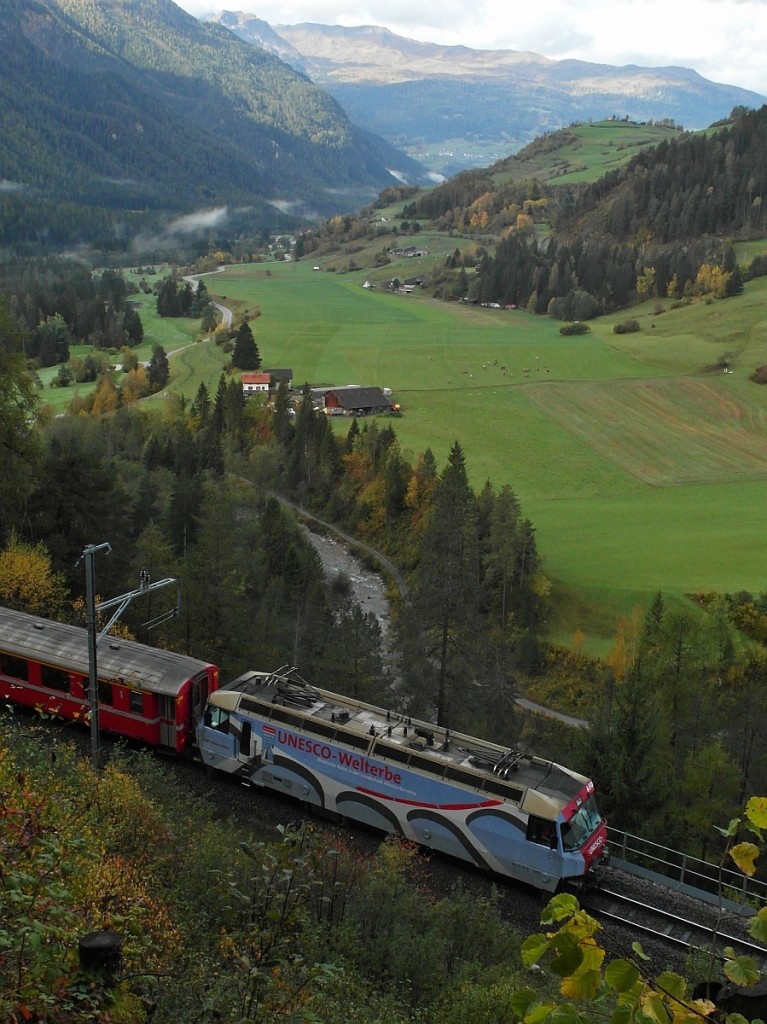Kurz vor dem Landwasser-Tunnel fährt Ge 4/4 III 650 mit dem GEX 903, St. Moritz - Zermatt am 12.10.2014 das Albulatal hinab in Richtung Chur.