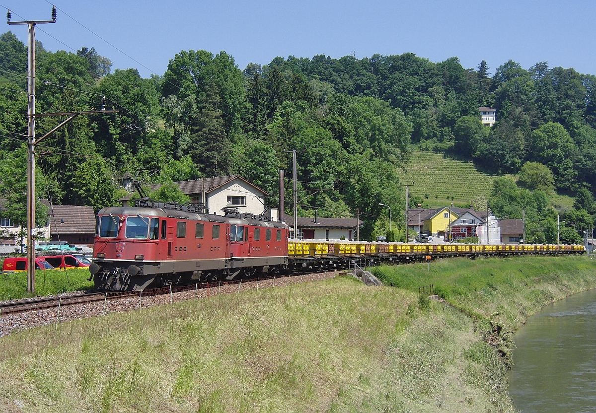 Kurz vor Durchfahrt durch den Bahnhof von Au SG wurden am Rheintaler Binnenkanal die beiden Re 4/4 II 11358 und 11167 mit den mit Schottermulden beladenen Flachwagen am 08.06.2013 fotografiert.