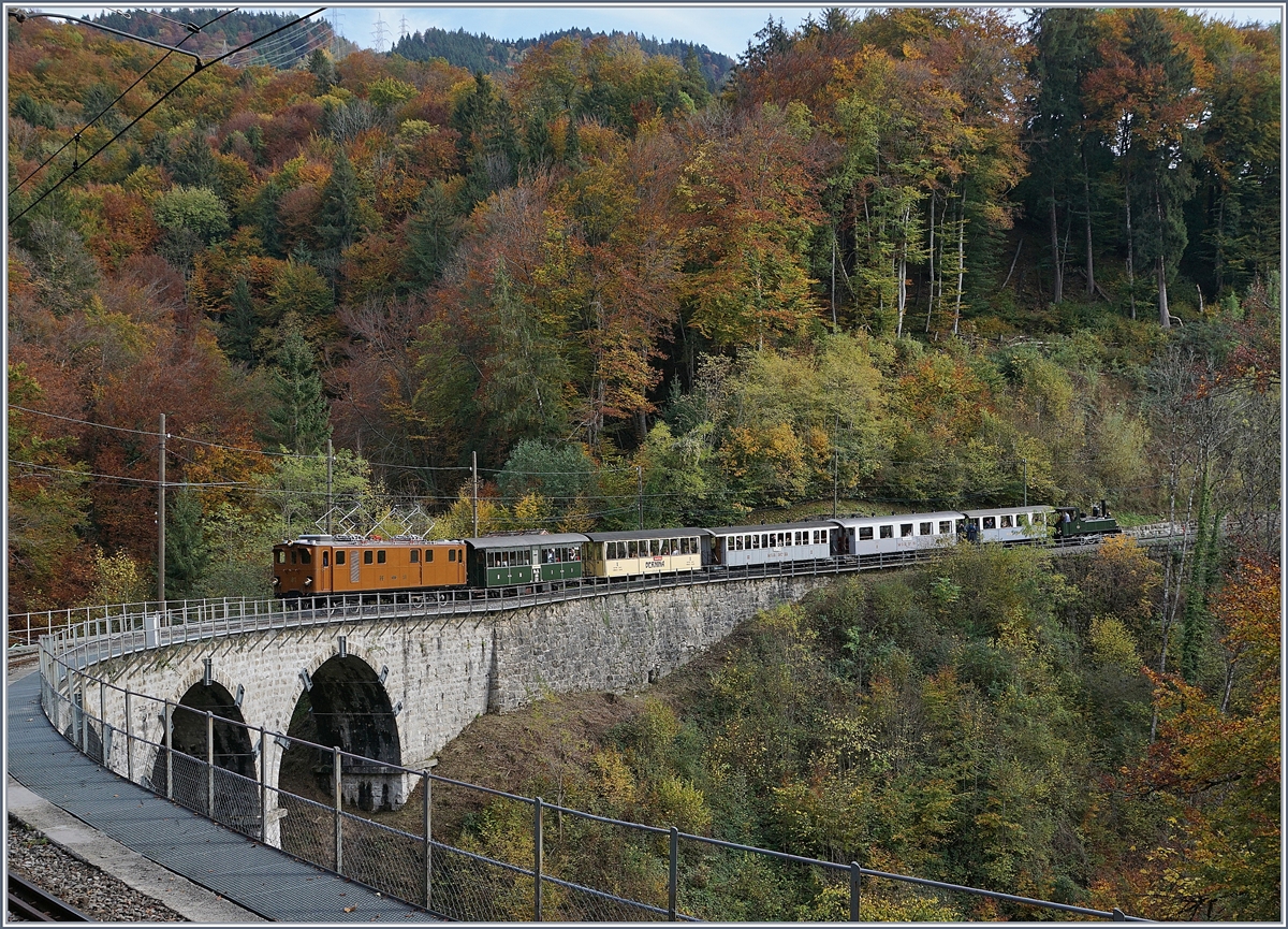 La DER 2019 (Saison Abschluss 2019) Mit einem stattlichen Zug ist die Bernina Bahn RhB Ge 4/4 81 beim Baye de Clarnes Viadukt auf dem Weg nach Vevey. Ganz am Schluss des Zuges läuft noch die LEB 3/3 N° 5 mit, sie wird ab Blonay mit zwei Wagen als Dampfzug nach Chaulin zurück fahren. 

27. Okt. 2019