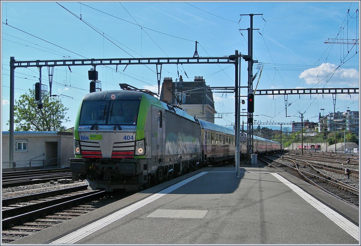 Leider nicht wie vorgesehen auf Gleis 3 sondern auf Gleis 6 fuhr der von der BLS Re 475 404 geführte AKE Rheingold durch Lausanne.
13. April 2017
